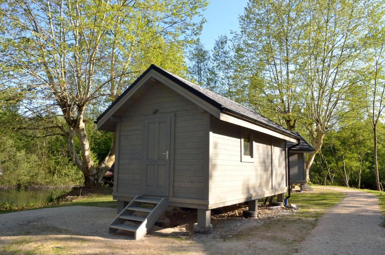 Les Lodges Du Lac Saint-Alban-de-Montbel المظهر الخارجي الصورة